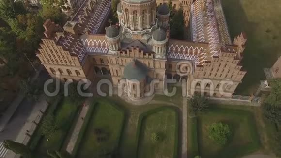 Chernivtsi国立大学院长三圣神学院教堂空中飞行视频的预览图