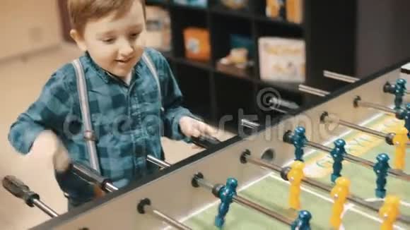 玩桌球的男孩玩得很开心视频的预览图