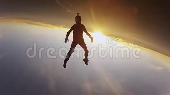 职业跳伞运动员在空中自由落体打开降落伞日落视频的预览图