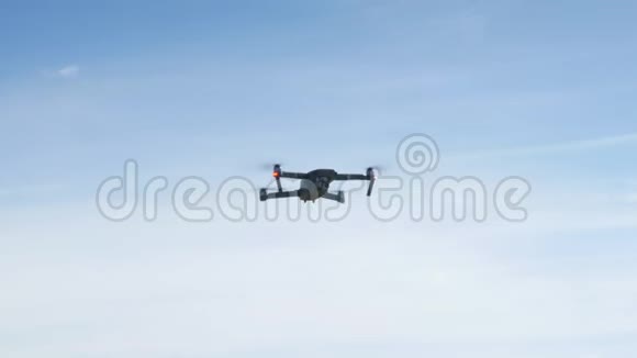 无人机在郁金香地上空盘旋视频的预览图