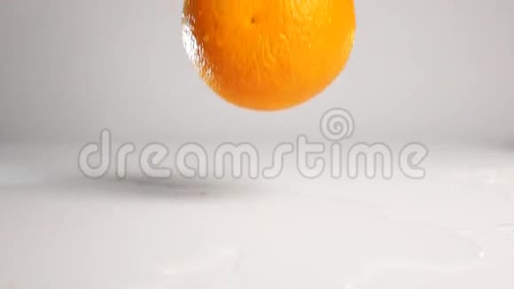 橙色坠落和反弹视频的预览图