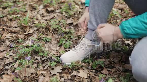 在大自然中系鞋带的跑步者视频的预览图