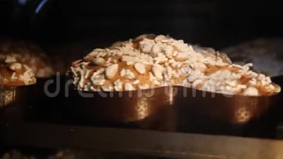 复活节蛋糕的托盘放在烤箱里烤视频的预览图