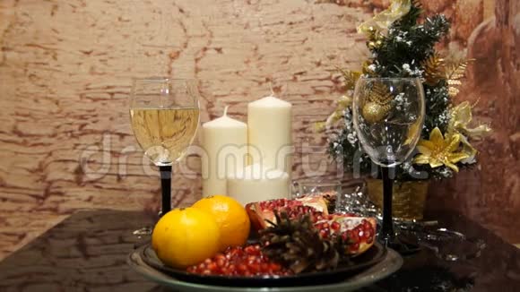 圣诞晚餐2018年新年装饰品一个人倒香槟视频的预览图