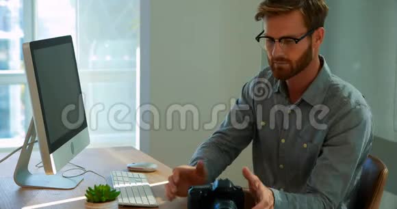 负责电脑工作的男性主管视频的预览图