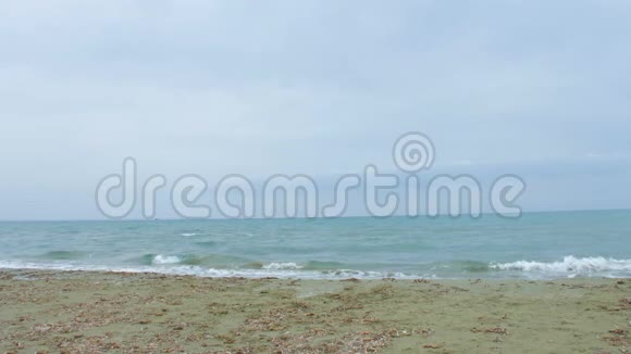 无边无际的大海在海滨溅起泡沫般的浪花度假胜地的暑假视频的预览图