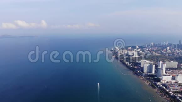 泰国芭堤雅春布里的海滩和大海俯视风景泰国芭堤雅春布里海滩的美丽景色视频的预览图