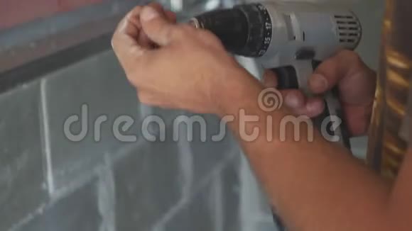 工人安装干墙使用螺丝刀和工作特写视频的预览图
