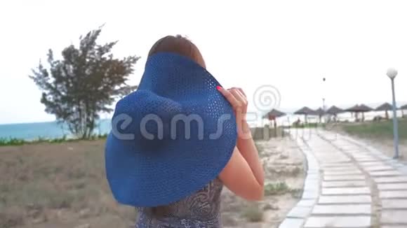 戴着蓝色帽子和眼镜的年轻女孩出海视频的预览图