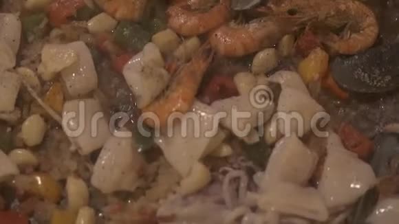海鲜海鲜饭配贻贝虾仁菖蒲烧热锅将西班牙海鲜饭与海鲜一起烹饪视频的预览图