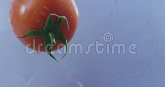 西红柿掉进水里引起水的飞溅慢动作2k视频推240fps视频的预览图