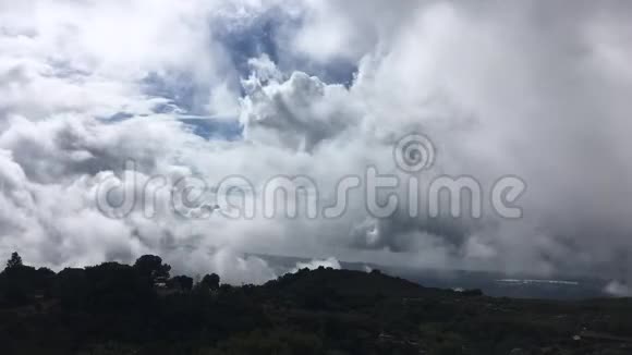加利福尼亚山区空气质量的运动云和积云视频的预览图