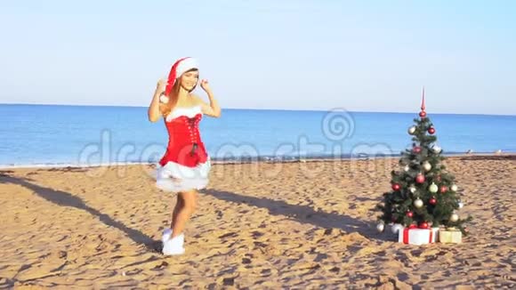 在海滩度假胜地休息的女孩圣诞新年视频的预览图