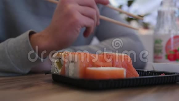 帅哥在咖啡馆吃美味的寿司视频的预览图