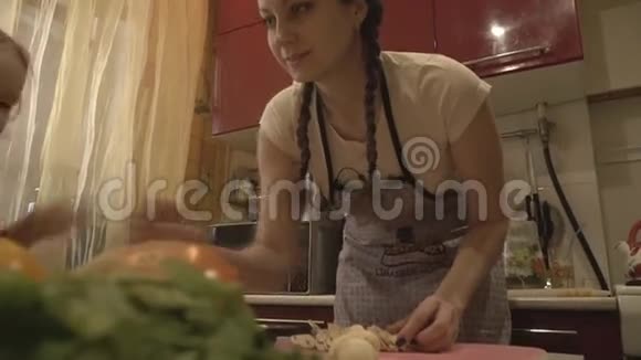 穿着围裙的女孩在厨房准备家常饭视频的预览图