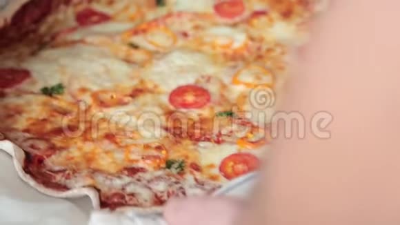 那个人从烤箱里拿出吃完的披萨视频的预览图