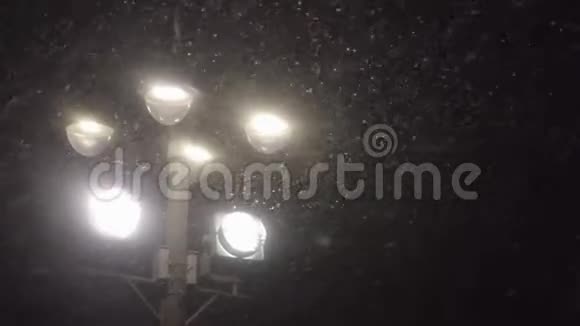 夜幕下黑黑的天空中飘落的雪一支手电筒和一缕光芒视频的预览图