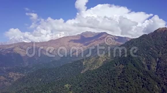 尼泊尔喜马拉雅山的安纳普尔纳山脉鸟瞰图视频的预览图