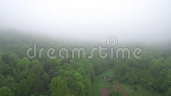 空中飞行晨雾中飞越村庄视频的预览图