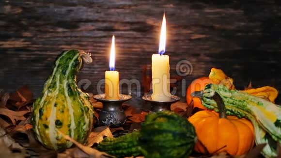 带有蜡烛和南瓜的秋季感恩节装饰视频的预览图