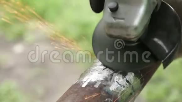 在钢管上进行金属磨削火花闪光接近视频的预览图