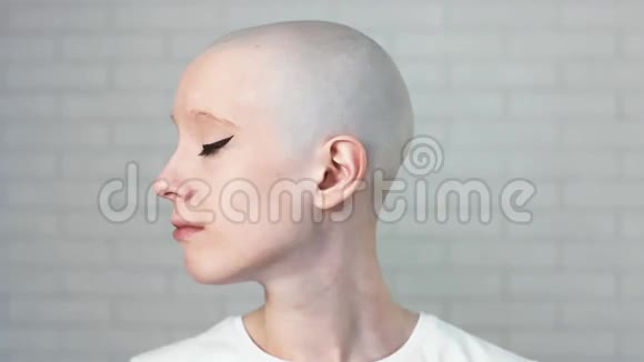 一位患癌症的悲伤沮丧的女人转过头看着镜头的肖像视频的预览图