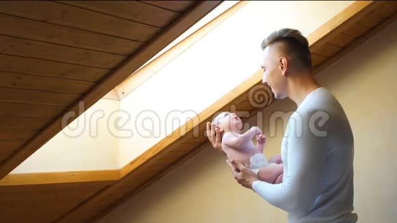 父亲在家抱着一个小儿子可爱的小宝贝视频的预览图