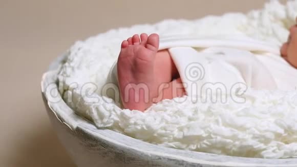 刚出生的婴儿在白色毯子里赤脚视频的预览图