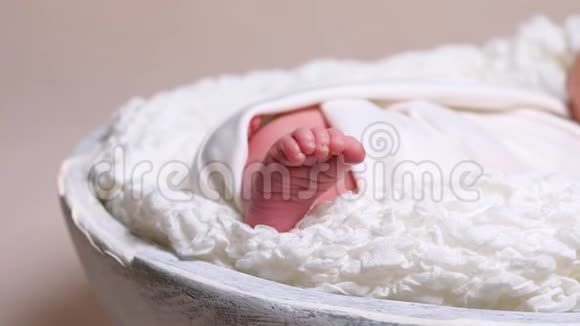刚出生的婴儿在白色毯子里赤脚视频的预览图