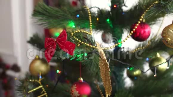 圣诞树装饰品的特写视频的预览图