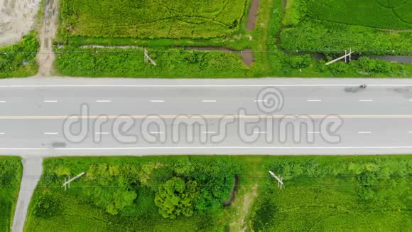 无人机拍摄了农村公路交通汽车和摩托车运输的高角度鸟瞰图视频的预览图