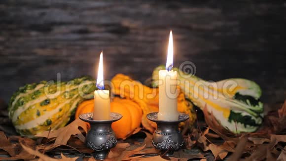 秋天的桌子上摆满南瓜和蜡烛为节日做家庭装饰视频的预览图