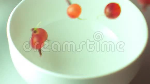碗里的鹅莓掉落视频的预览图
