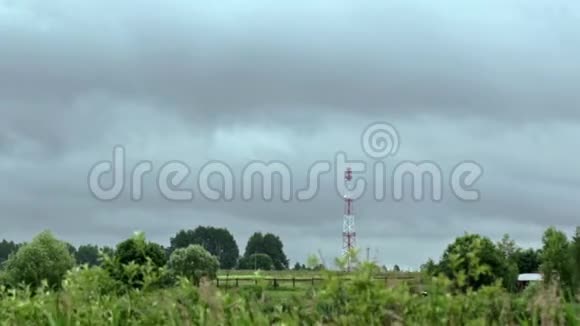 背景为多云的夏季天空高压的无线电塔视频的预览图
