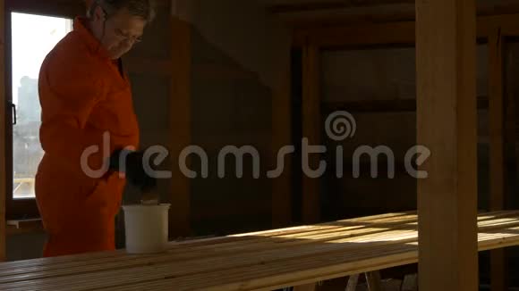 木工画家加工建筑用的木质材料视频的预览图