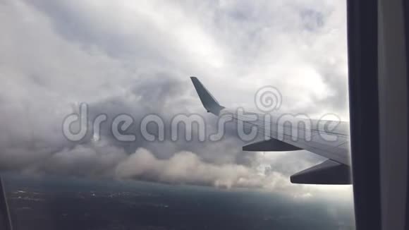 飞机窗口视图空中旅行视频的预览图