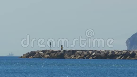 在直布罗陀岩石附近的海边看灯塔西班牙视频的预览图