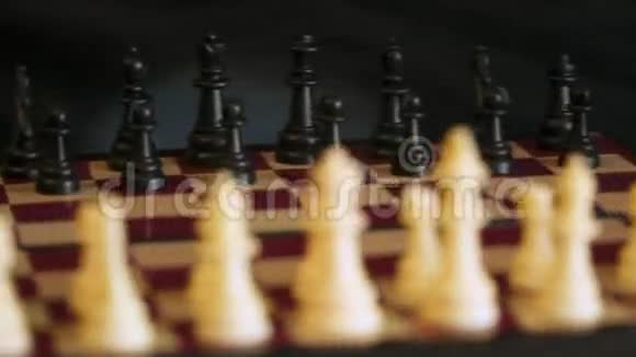 棋盘上有白棋和黑棋景深较浅视频的预览图