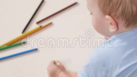 一个2岁的男孩在家里用彩色铅笔画画手里是黑色的视频的预览图