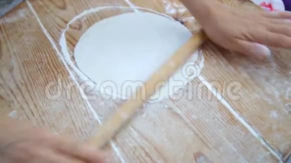 在木制桌子背景上做面包视频的预览图