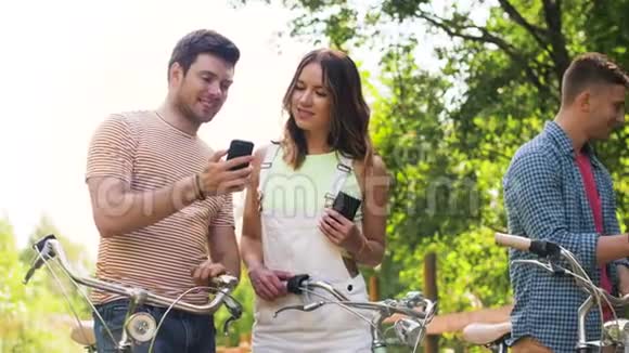 公园里有自行车和智能手机的朋友视频的预览图