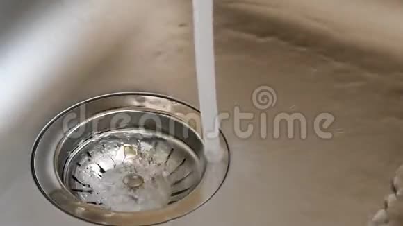 水龙头里的水充满了厨房的水槽视频的预览图