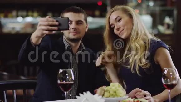 年轻浪漫的情侣在餐厅自拍视频的预览图