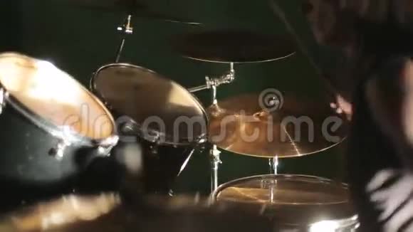 舞台重金属摇滚乐队表演视频的预览图