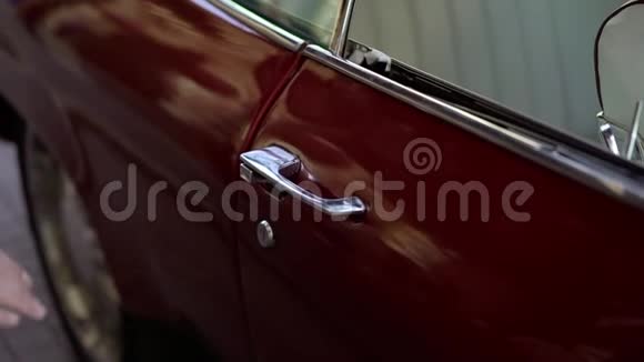 男子开门红色复古车视频的预览图