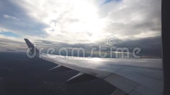飞机窗口视图空中旅行视频的预览图