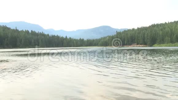 风景秀丽的山脉中波光粼粼的湖泊视频的预览图