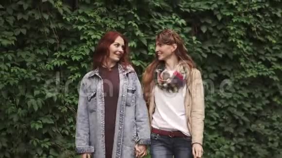 女朋友在城里走来走去牵着手最好的朋友在一起20岁视频的预览图