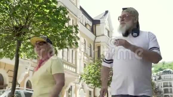 在爱情中快乐的老年夫妇在城里跳舞视频的预览图