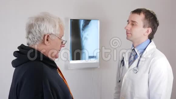 一个在医生接待年老的人咳嗽和谈论健康问题他说出了诊断视频的预览图